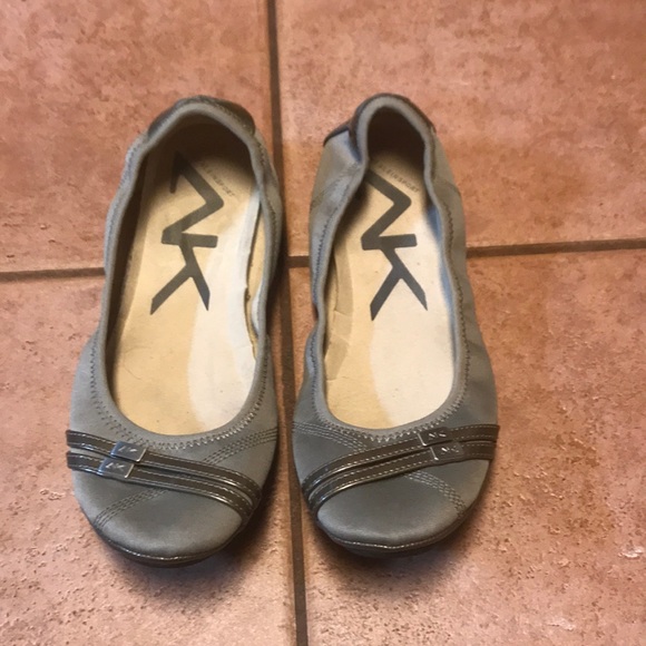 anne klein gray flats